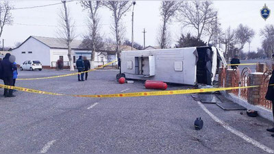 Изрображение 'В Бекабаде опрокинулся пассажирский автобус (фото)'