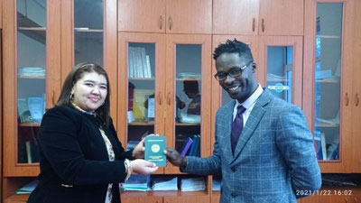 'Keniyalik "Farhod" va andijonlik Shirinlarning farzandiga tug`ilganlik haqidagi guvohnoma topshirildi'ning rasmi