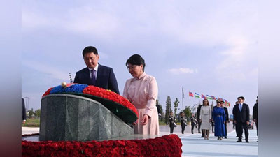 Изрображение 'Президент Монголии с супругой возложили цветы к подножию Монумента Независимости в Ташкенте'