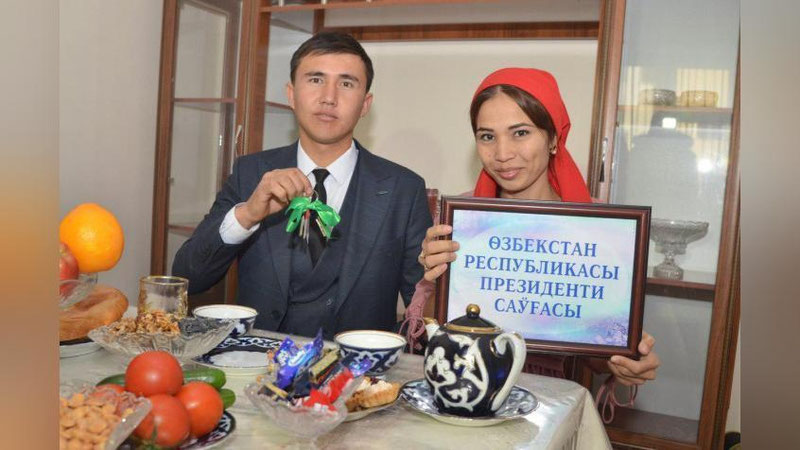 'Prezident to`yga tashrif buyurdi va kelin-kuyovga uy sovg`a qildi'ning rasmi