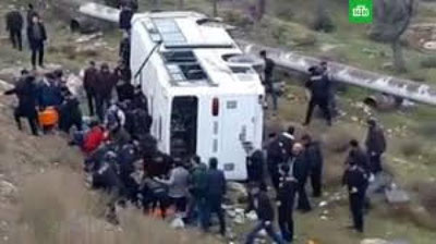 'BOKUDA YO`LOVChI TAShUVChI AVTOBUS AG`DARILIB KETDI'ning rasmi