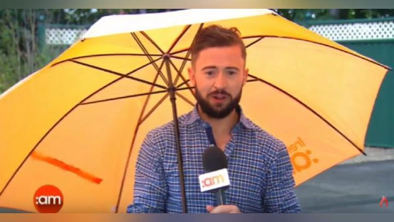 Изрображение 'В ИРЛАНДИИ ВЕДУЩЕГО ПРОГНОЗА ПОГОДЫ СДУЛО В ПРЯМОМ ЭФИРЕ (ВИДЕО)'