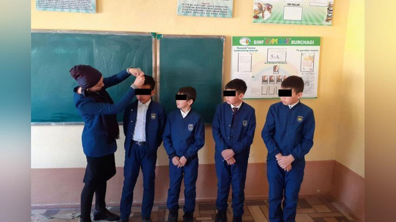 'Jizzaxda maktabda o`quvchilarning sochi chizg`ich bilan o`lchab chiqildi (Foto)'ning rasmi