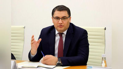 'Адлия вазири: Фуқаро томонидан вакцинани рад этилиши, уни ишдан ҳайдаш учун асос бўлолмайди, фақат....'ning rasmi