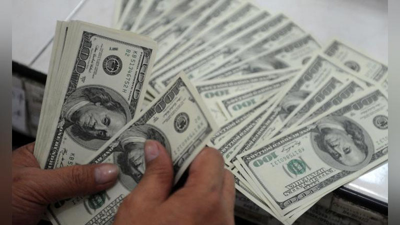Изрображение 'В обменных пунктах началась свободная продажа наличных долларов'