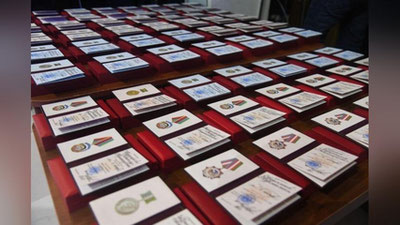 'Президент ёшлар куни муносабати билан фаол ва ташаббускорларнинг бир гуруҳини мукофотлади'ning rasmi