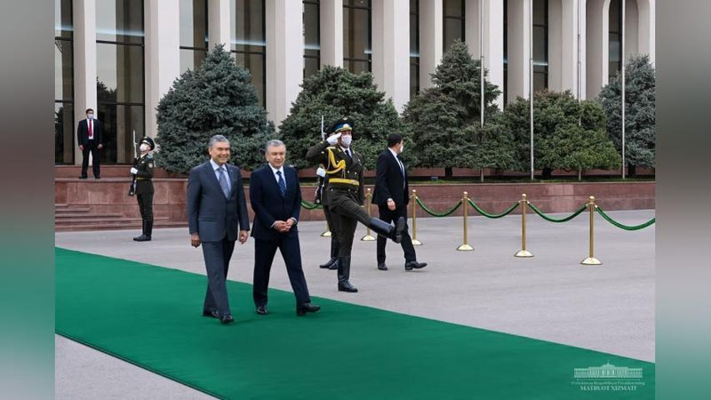 Изрображение 'Главы Узбекистана и Туркменистана почтили память Ислама Каримова и встретились с туркменской диаспорой'