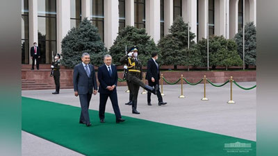 Изрображение 'Главы Узбекистана и Туркменистана почтили память Ислама Каримова и встретились с туркменской диаспорой'