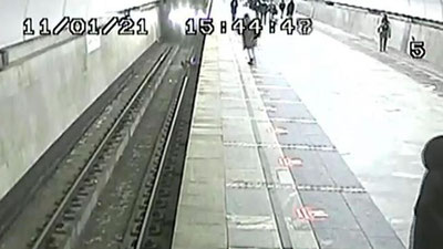 Изрображение 'Ребенок упал на рельсы на станции метро Москвы "Бабушкинская" (видео)'
