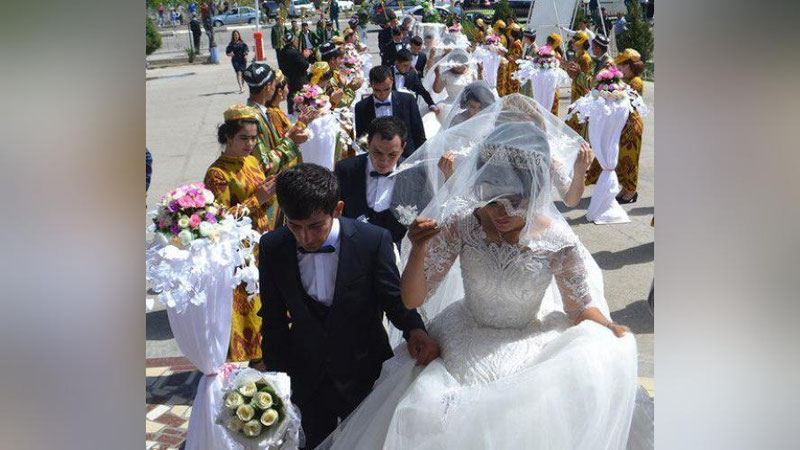 'O`zbekiston bo`ylab Mehribonlik uylaridan bo`lgan kelin-kuyovlarning nikoh hamda sunnat to`ylari o`tkazilmoqda'ning rasmi
