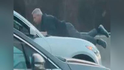 'AQShda haydovchi mashinasini kapotidagi 65 yoshli qariya bilan boshqardi'ning rasmi