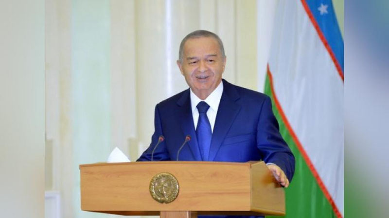 'FOTO: Islom Karimov Tatyana Karimovga nikoh uzugini taqmoqda'ning rasmi
