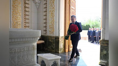 'Shavkat Mirziyoev Islom Karimov qabrini ziyorat qildi (foto)'ning rasmi