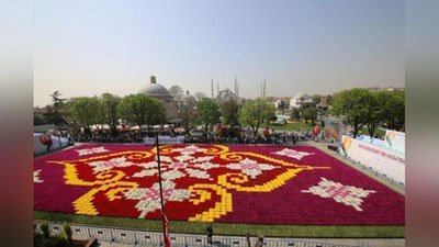 'Лолалик улкан гилам Истамбулни безатди (фото)'ning rasmi