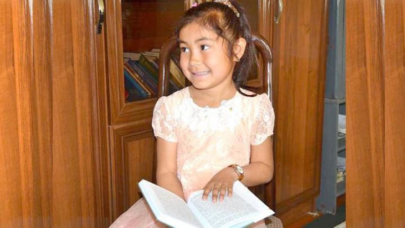 '500 ta she`rni yod bilgan samarqandlik qizcha'ning rasmi