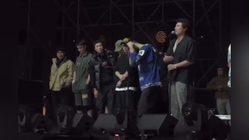 'Қозоғистонда хонанда томошабинлар кўз олдида саҳнада йиқилиб, жон берди (видео)'ning rasmi