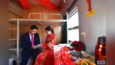 '​Xitoylik kelin-kuyovlar nikoh to`ylarida poezdda fotossesiya qilishdi (Foto) 'ning rasmi