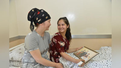 '“O`zbekiston bayrog`ini baland ko`tarib kelgan qizim senmisan?” Onkologiya markazida davolanayotgan chempion qizning Prezident bilan uchrashuvi qanday bo`ldi?'ning rasmi