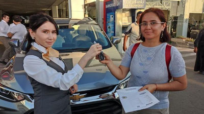 '"Chevrolet Tracker" modelining egalariga avtomobil kalitlarini topshirish boshlandi (video)'ning rasmi