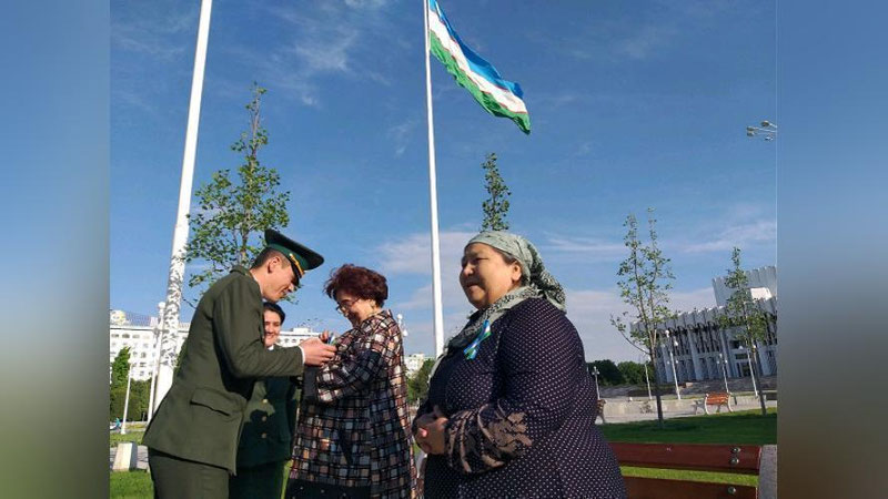 'Bojxona instituti kursantlari  “Sharaf lentasi”ni ulashish aksiyasida faol ishtirok etishdi 'ning rasmi