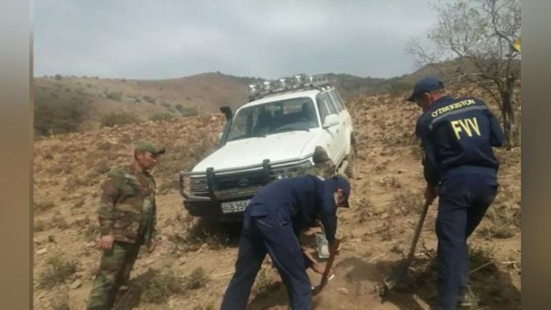 'Bo`stonliqqa dam olish uchun ketayotgan fuqarolar mashinasi jar yoqasida turib qoldi (video)'ning rasmi