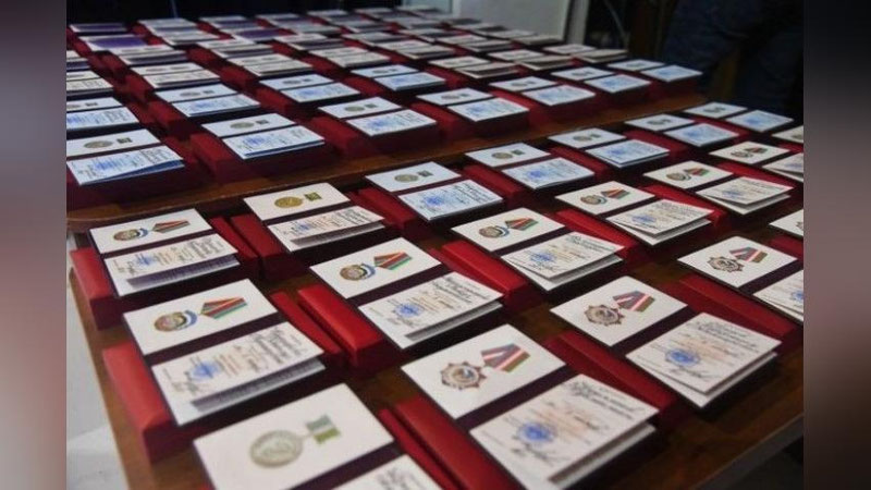 'Mahalla tizimi xodimlari kuni munosabati bilan bir guruh faollar mukofotlandi'ning rasmi