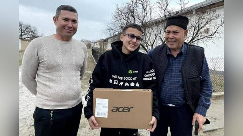 Изрображение 'Победителю IT-конкурса из Нурабада все-таки вручили новый ноутбук'
