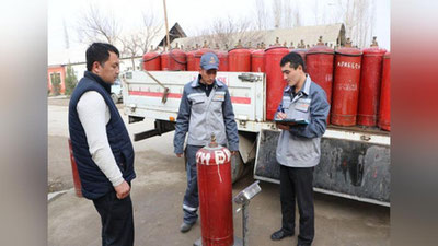 '“Hududgaz Andijon” aholidan gaz ballonlarni tarozida tortib olishni so`ramoqda'ning rasmi