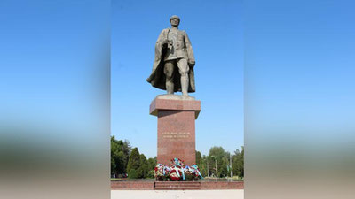 'General Sobir Rahimov xotirasiga hurmat bajo keltirildi'ning rasmi