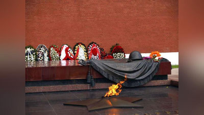 Изрображение 'ШАВКАТ МИРЗИЁЕВ ВОЗЛОЖИЛ ЦВЕТЫ К МОГИЛЕ НЕИЗВЕСТНОГО СОЛДАТА В МОСКВЕ'