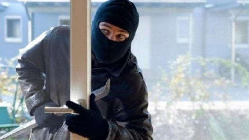 'Qibrayda niqobli odamlar xonadon egasini pichoq va elektr shokkerli to`pponchalar bilan qo`rqitishdi'ning rasmi