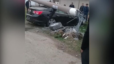 'YTH sodir etgan Malibu elektr simlar ulangan stolbani urib sindirdi'ning rasmi