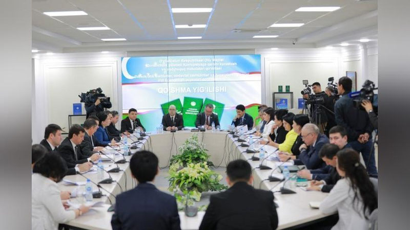 'Konstitusiya 65 foizga yangilanmoqda: 27 ta yangi modda kiritilib, moddalar soni 128 tadan 155 taga oshmoqda'ning rasmi