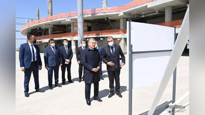 'Prezident Samarqandga etib bordi. Viloyatdagi bunyodkorlik ishlari bilan tanishuvini xalqaro aeroportni ko`zdan kechirish bilan boshladi'ning rasmi