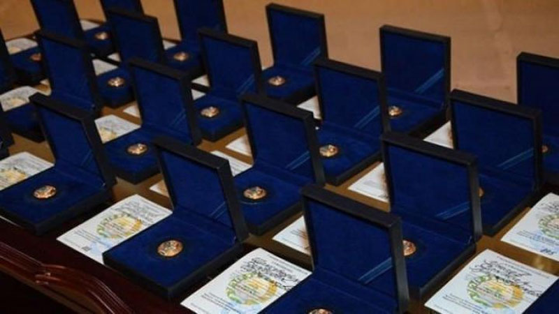 'O`zbekistonda "Xalqlar do`stligi" ko`krak nishoni ta`sis etildi'ning rasmi