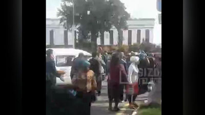 'Andijon viloyati hokimligi binosi oldida aholi tomonidan norozilik uyushtirildi'ning rasmi