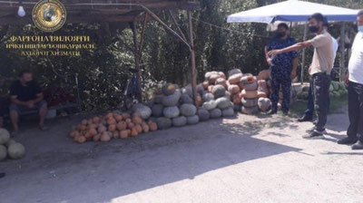 Изрображение 'В Риштане пятеро мужчин побили продавца бахчевых и отобрали у него арбузы и дыни'