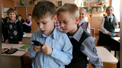 'Rossiya maktablarda hatto ta`lim maqsadida ham telefondan foydalanishni taqiqlamoqda'ning rasmi