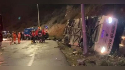 Изрображение 'Пассажирский автобус попал в страшную аварию в Турции: 9 человек погибли (видео)'