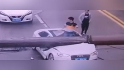 Изрображение 'РОДИЛСЯ В РУБАШКЕ: КИТАЕЦ ВЫЖИЛ ПОСЛЕ ПАДЕНИЯ КРАНА НА МАШИНУ (ВИДЕО)'