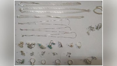 'Bojxona xodimlari zargarlik buyumlarining noqonuniy aylanmasini fosh etishdi'ning rasmi
