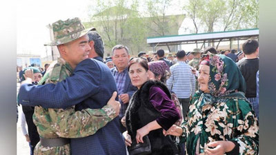 'Toshkentda askarlar uyiga, Sirdaryoda chaqiruvchilar xizmatga kuzatildi'ning rasmi