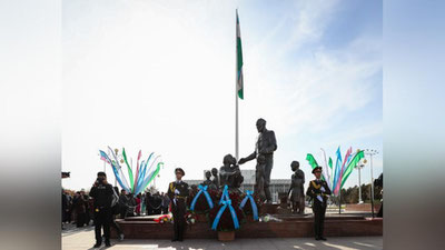 Изрображение 'К монументу семьи Шоахмада Шомахмудова в Ташкенте возложили цветы (фото)'