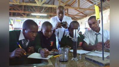 'Ovloq Afrika o`qituvchisi dunyodagi eng yaxshi muallim deb topildi 'ning rasmi