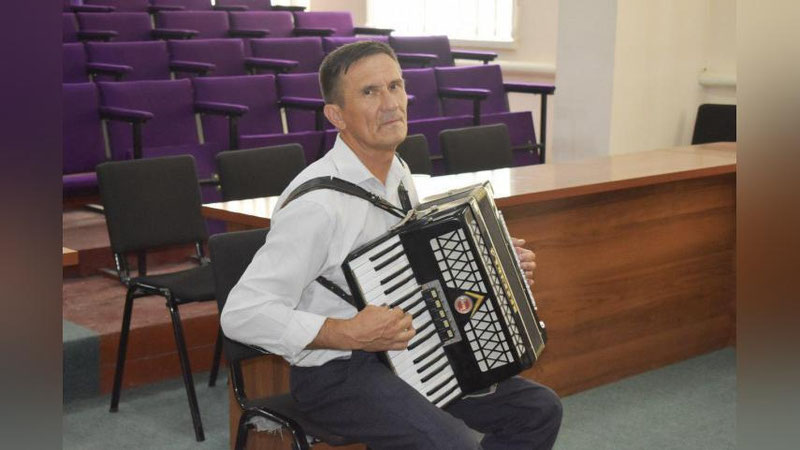 '57 yoshli abiturient Nukus DPI musiqiy ta`lim yo`nalishiga imtihon topshirdi'ning rasmi