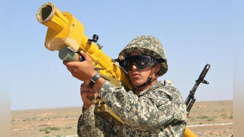 'Nukus garnizonida harbiy xizmatchilar tunggi va kunduzgi o`q otish mashqlarini bajarishdi'ning rasmi
