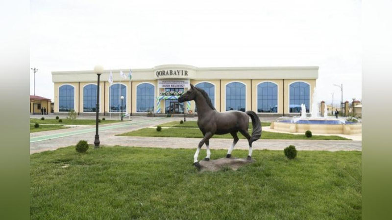 'Buxoro amiri Said Abdulahadxon fransuz fotografiga toza qonli qorabayir otini tortiq qilgan edi'ning rasmi