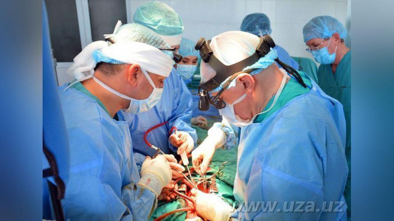 '​Leo Bokeriya Xorazmda mahalliy shifokorlar bilan birga jarrohlik amaliyotini o`tkazdi'ning rasmi