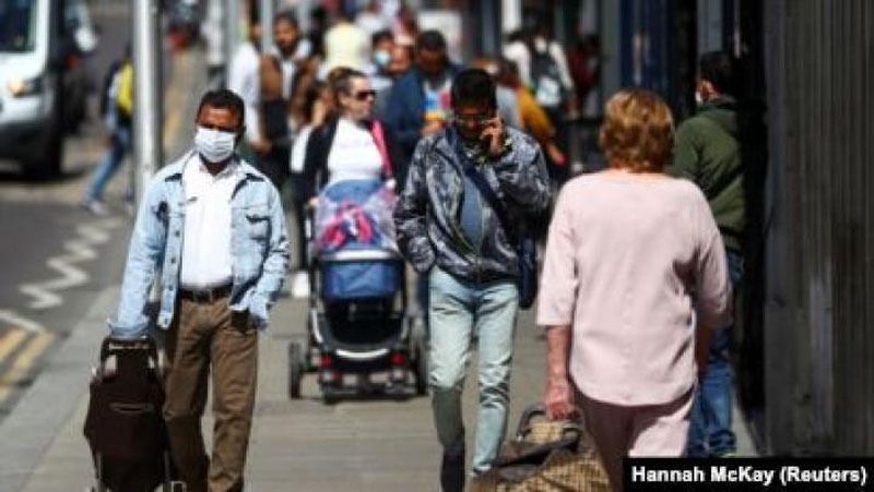 'Britaniyalik olim vaksinaning koronavirus pandemiyasiga butunlay barham berishi ehtimoldan yiroq ekanligini aytdi'ning rasmi