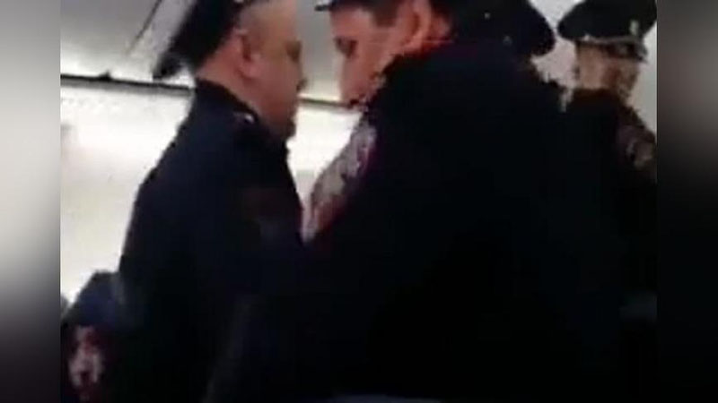 'Ijtimoiy tarmoqda samolyot kreslosiga sig`magan voleybolchi bilan bo`lgan janjal aks etgan video paydo bo`ldi'ning rasmi